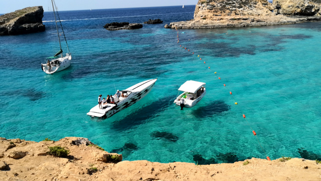 マルタ コミノ島の絶景に感動 ブルーラグーンへの行き方 宙に浮いて見える船とは