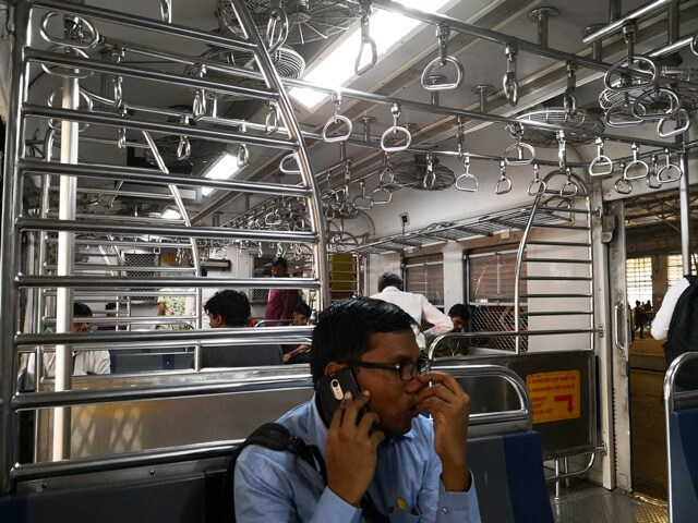 ムンバイ近郊列車車内