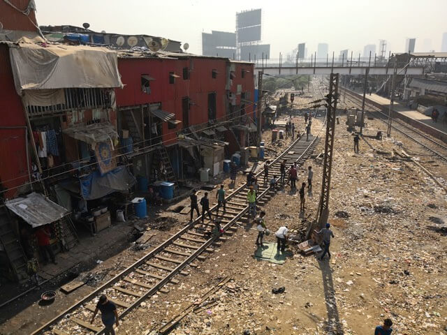 ムンバイで線路の上を歩く人たち