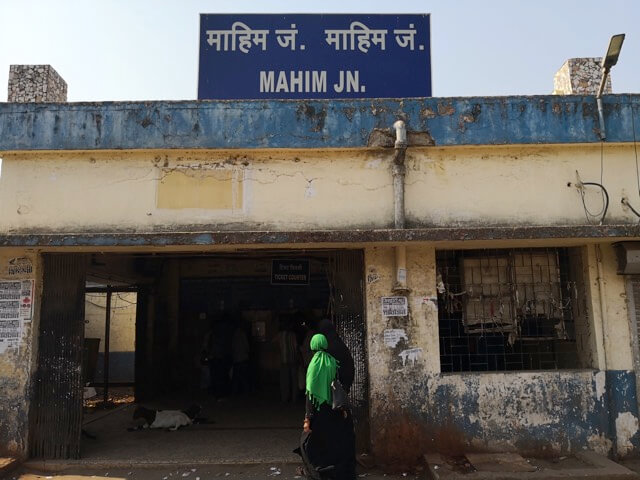 ダラヴィ地区最寄りのマヒム駅