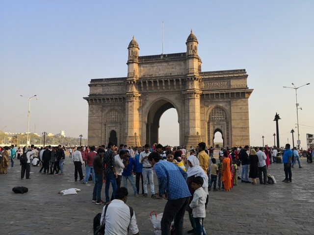 ムンバイのインド門とインド人旅行者達
